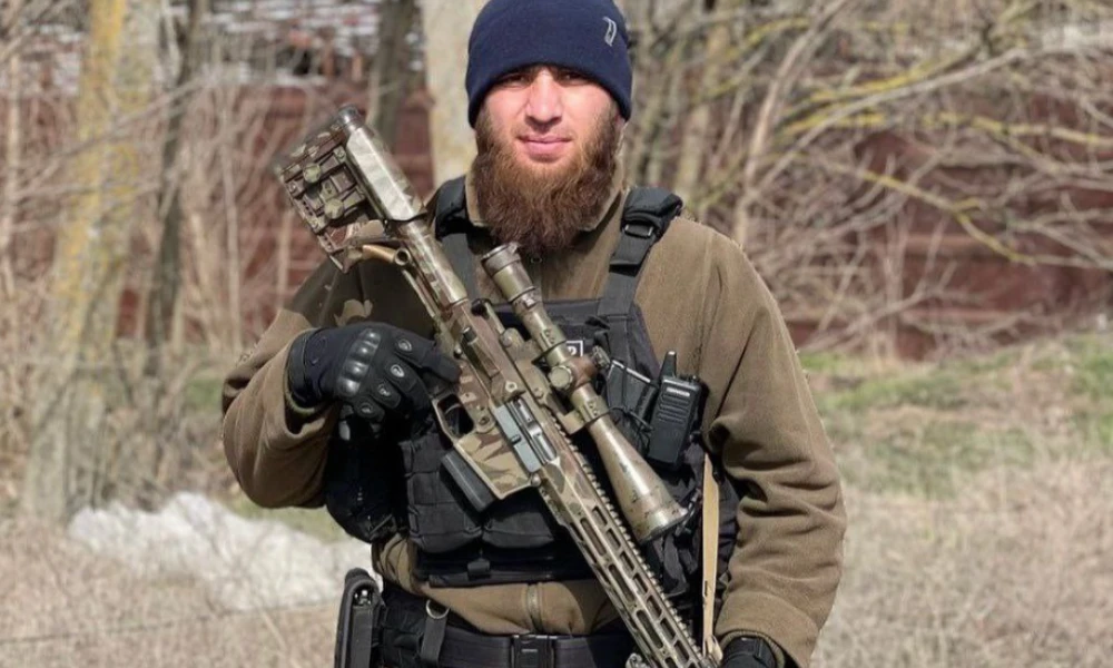 Τσετσένος φωτογραφίζεται με ουκρανικό sniper στην Μαριούπολη (Εικόνα)